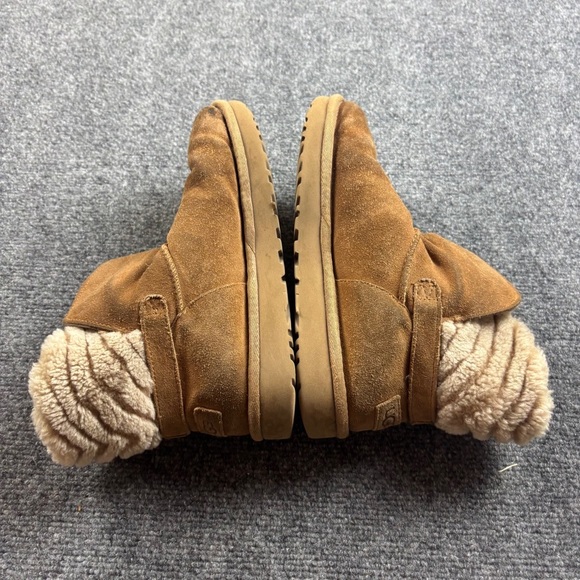UGG Women’s Adria Short/Ankle Chestnut Brown Suede Boots size: 9 - Picture 2 of 10